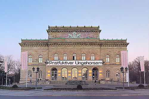 Staatstheater Braunschweig mit Schriftzug der Veranstaltung Constructive Disobedience