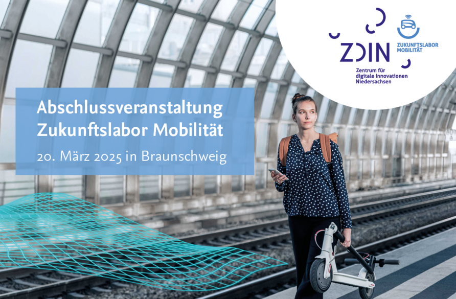 Frau mit ROller und Handy in der Hand am Bahnsteig