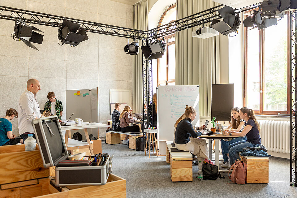 Studierende arbeiten im Media Lab