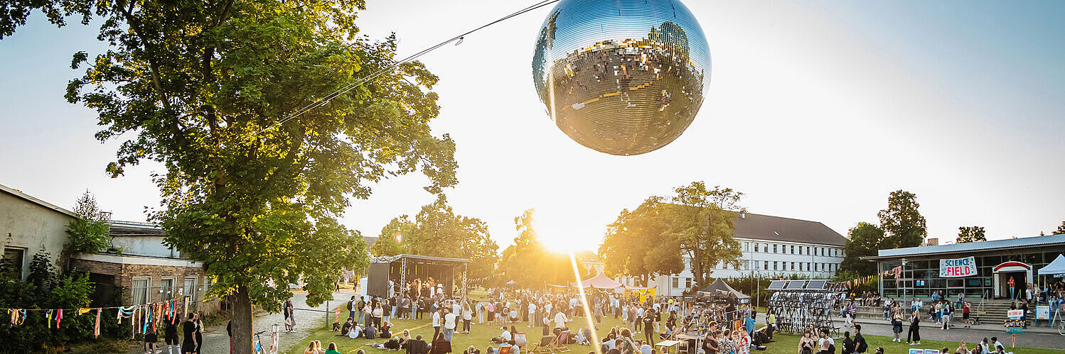 Junge Menschen haben Spaß beim Festival auf dem Campus Nord 