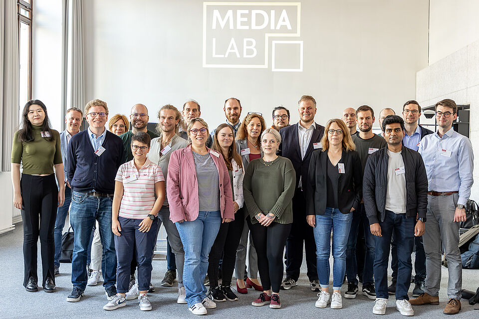 Ein Gruppe Mitarbeiter*innen im Media Lab