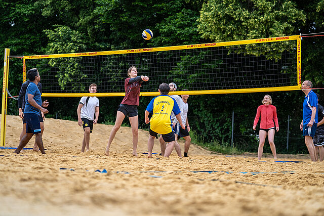 Personen spielen Volleyball