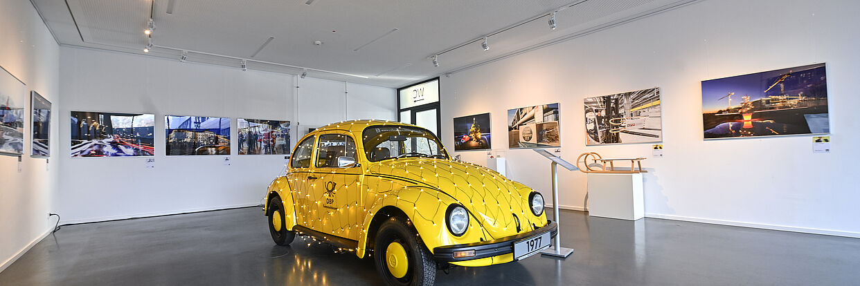 Gelber VW-Käfer im Galerieraum des NFF. 