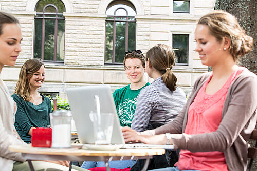 Studierende im Biergarten des Herman´s