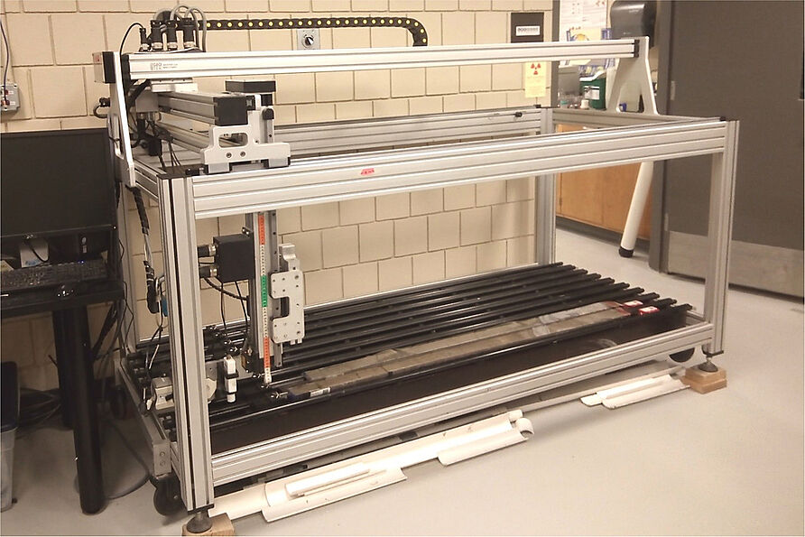 Automatisierte Röntgenfluoreszenz (XRF)-Ausrüstung der „Continental Scientific Drilling Facility“ (CSD) an der University of Minnesota-Duluth (USA) die zur Messung anorganischer geochemischer Elemente (z.B. Titan oder Eisen) in Sedimenten des Petén-Itzá-Sees verwendet wird. Das Foto zeigt Bohrkerne vom Chalco-See in Mexiko, die 2016 gemessen wurden.