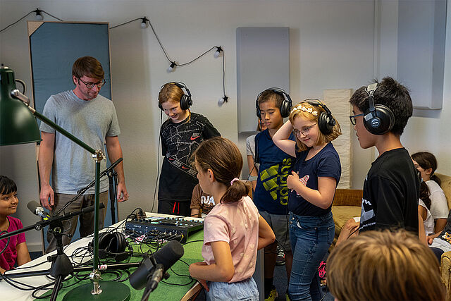 Kinder im Podcast-Studio