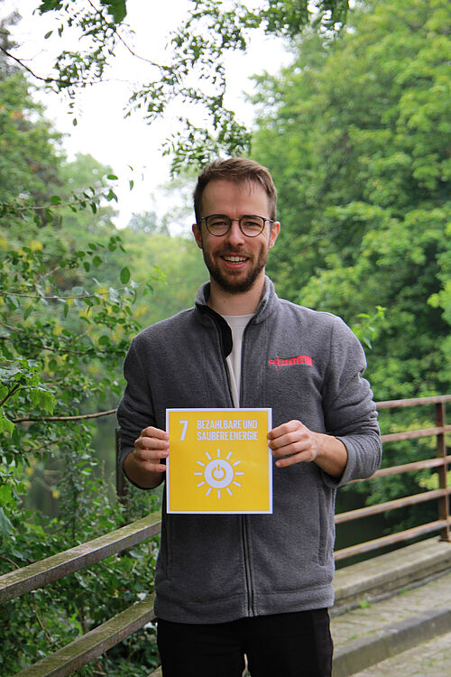 Felix Klabunde hält SDG7 hoch