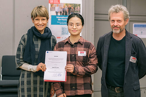 TU-Präsidentin Angela Ittel und Professor Andreas Dietzel überreichten Wei Zhao die Auszeichnung