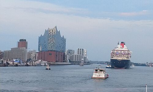 Hamburg Elbphilharmonie und Queen Mary 2