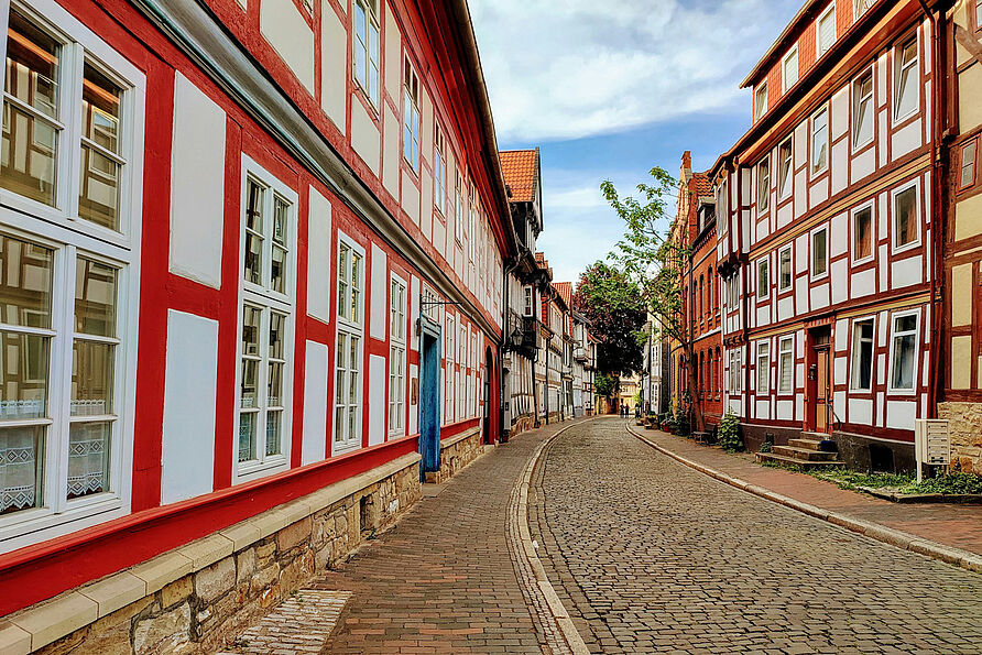 Eine Straße mit Fachwerkhäusern in Hildesheim.