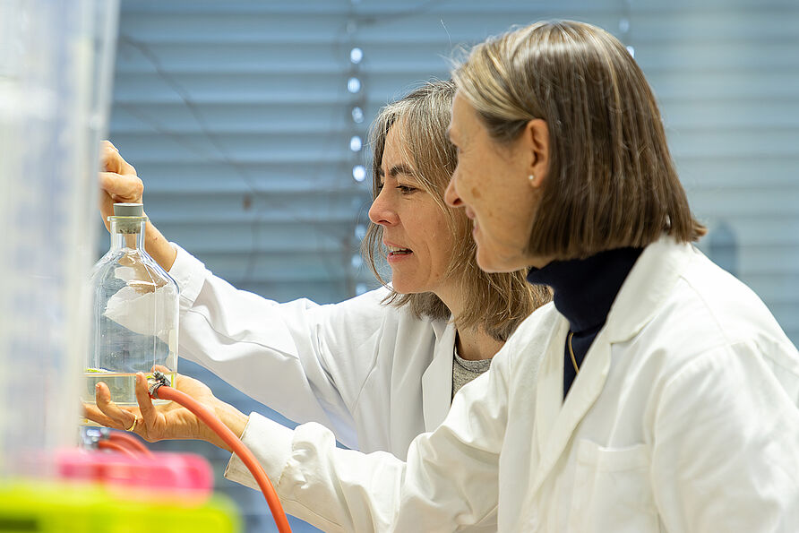 Im Labor der Abteilung Abfall- und Ressourcenwirtschaft des Leichtweiß-Instituts für Wasserbau: Professorin Julia Gebert mit Jolanthe Bambynek.