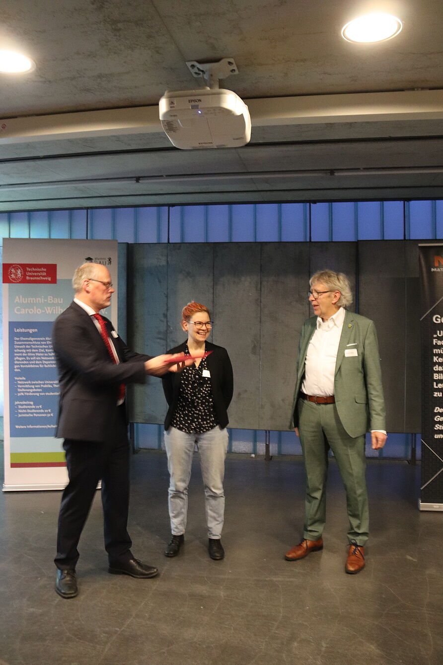 Dekan Prof. Klaus Thiele, Dr. Kathrin Kühnhammer und Hinrich Tjaden