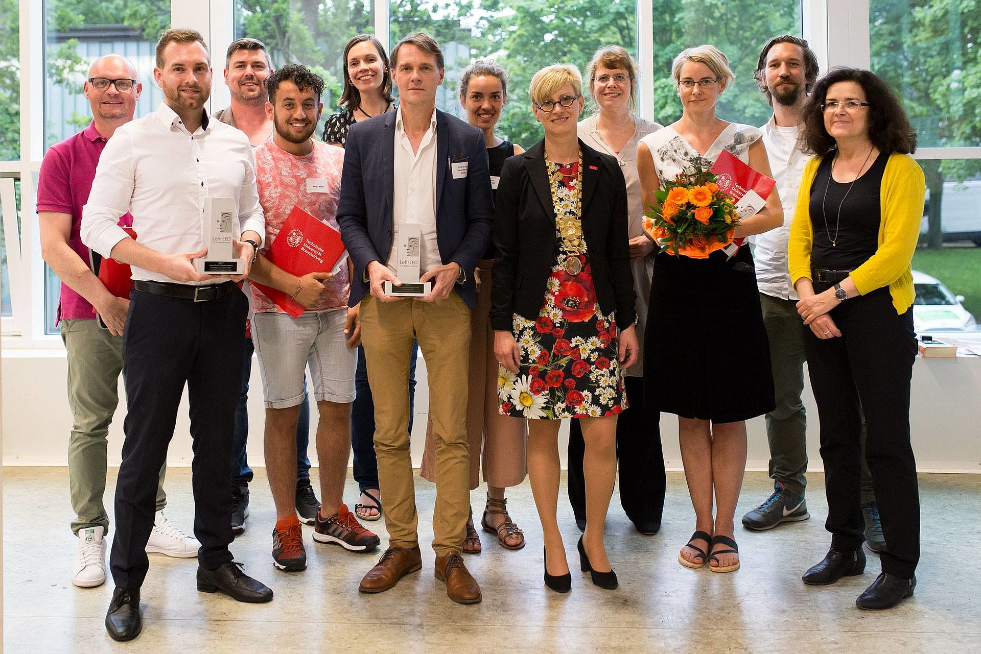 Die Gewinnerinnen und Gewinner der LehrLEO-Awards mit der Präsidentin der TU Braunschweig,der Vizepräsidentin für Lehre und Diversity und der Niedersächsischen Ministerin für Wissenschaft und Kultur