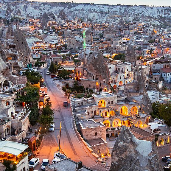 Blick auf den türkischen Ort Göreme in der Landschaft Kappadokien.