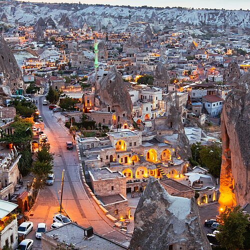 Blick auf den türkischen Ort Göreme in der Landschaft Kappadokien.