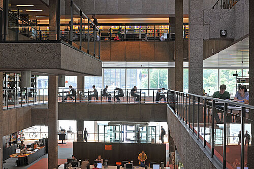 Studierende in der Universitätsbibliothek