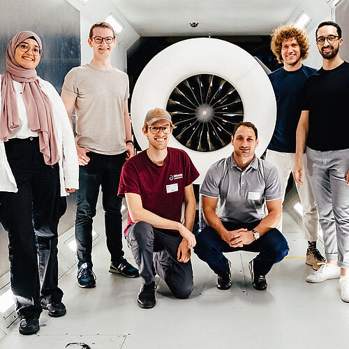 Teilnehmer*innen der SE²A Aviation Summer School vor einer Turbine