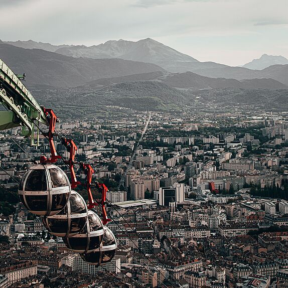 Grenoble mit Seilbahn von oben fotografiert