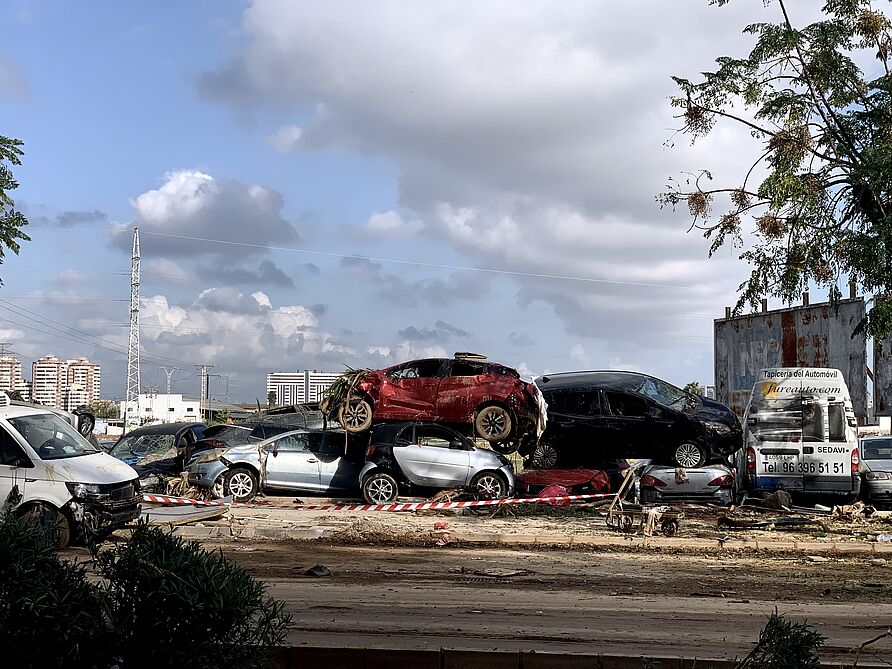 Sedaví: Durch Gabelstapler oder ähnliche Fahrzeuge wurden die Autos hier gesammelt und gestapelt, keines von ihnen ist mehr nutzbar