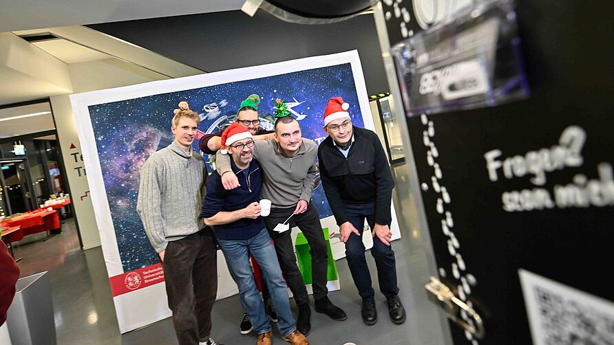 NFF-Nikolausfeier am 06. Dezember 2024: Gruppenfoto in der Fotobox.