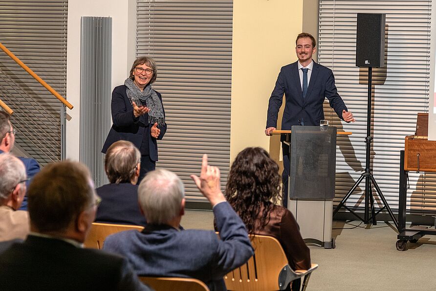 Dr. Ulrike Gutzmann und Jost Othmer bei der Abschlussdiskussion nach dem Vortrag.