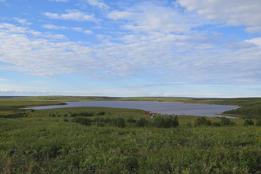 Die Reise durch die subarktische Tundra, um einen Bohrschlammsumpf zu erreichen. 