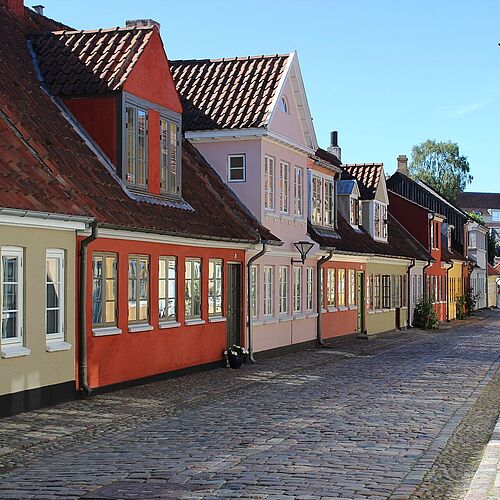 Kleine Reihenhäuser mit Kopfsteinpflasterstraße in Odense 