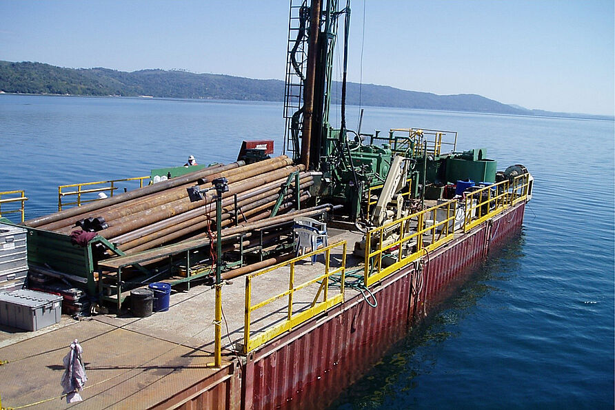 Bohrplattform GLAD800, die für die Sedimentbohrung im Petén-Itzá-See verwendet wurde.